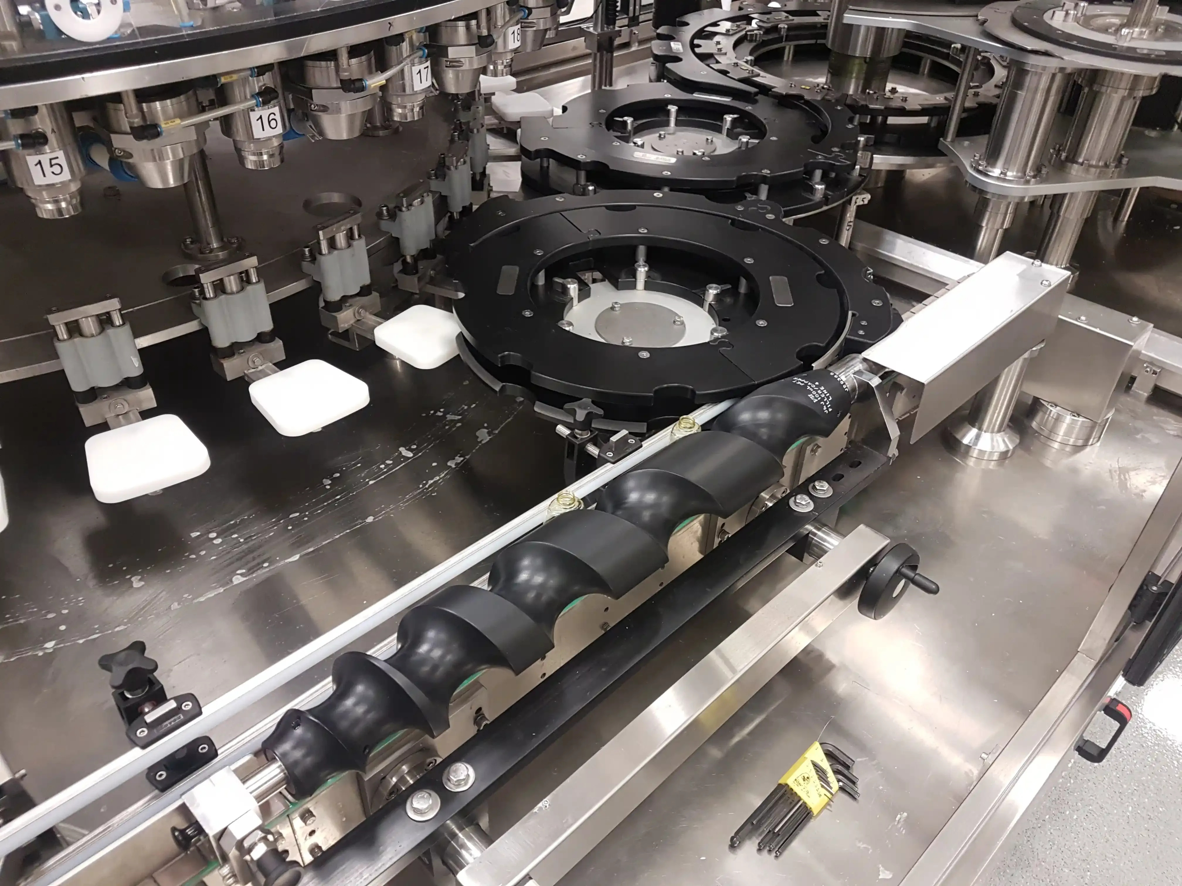 Infeed screw worm and starwheel