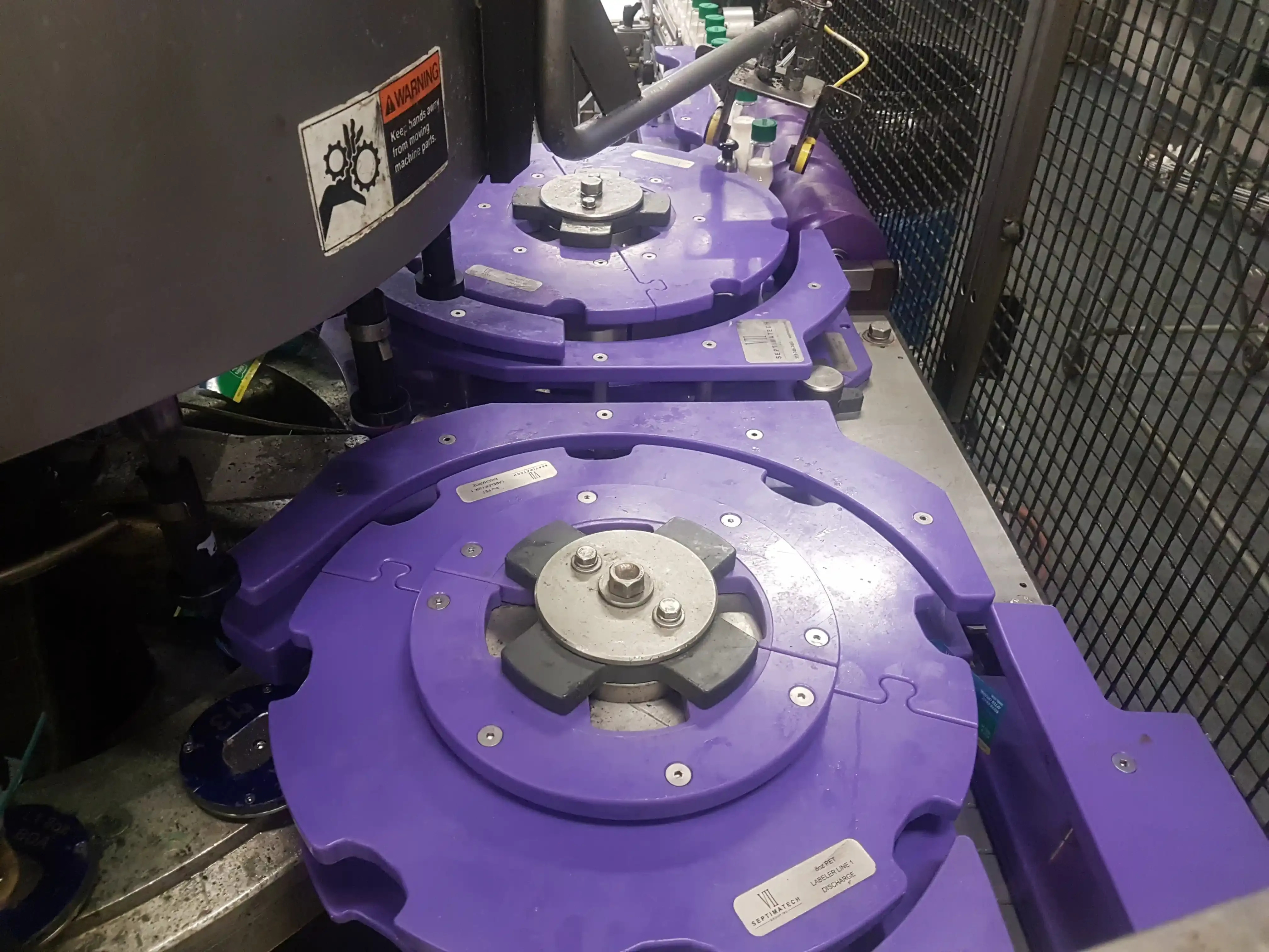Labeller bottle handling